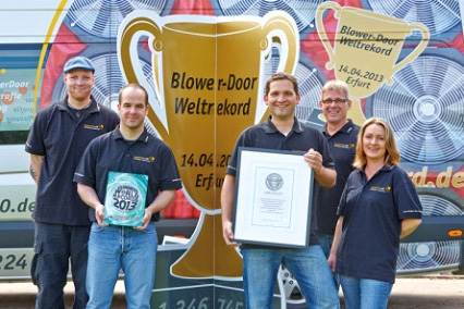 Das Team der Blower-Door-Messung mit Weltrekord